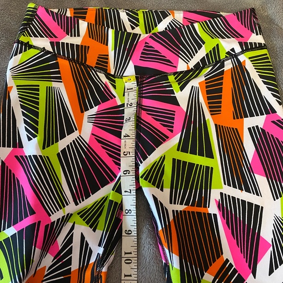 ✴️2 for $20- Fabletics Patterned Crop Leggings - Picture 4 of 5